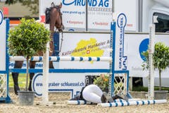 Eine Reiterin stürzt an den Pferdesporttagen am Freitag, 15. Juli 2016 in Dagmersellen. (Bild: Philipp Schmidli)