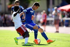 Olivier Mvondo (links) versucht Tomi Juric vom FCL den Ball abzuluchsen. (Bild: OLIVIER MAIRE)
