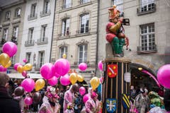 Sogar die Brunnen sind verkleidet während des grossen Umzugs der Berner Fasnacht. (Bild: ALESSANDRO DELLA VALLE)