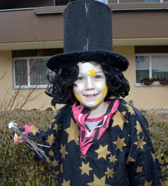 Ein hübscher Zauberer samt Stab am Kinderumzug. (Bild: Romano Cuonz)