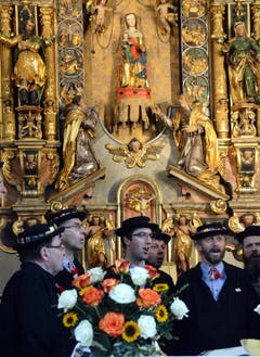 Das «Jodlercheerli Brisäblick» untermalt die Bundesfeier in der Wallfahrtskirche Maria-Rickenbach mit ihren Stimmen. Sie stehen vor der Marienfigur mit Kind. (Bild: Romano Cuonz)