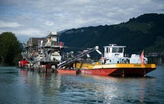 Der Seebagger ist testweise vor der Mündung des Engerbergeraa stationiert. (Bild: Corinne Glanzmann / Neue NZ)