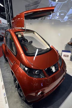 Der «Innovative Mobility Automobile Colibri» (IMA-Colibri) ist ein einsitziges Elektrofahrzeug mit lediglich 440 Kilogramm Gesamtgewicht. Laut Herstellerangaben soll mit dem Auto eine maximale Reichweite von 110 Kilometern möglich sein. Die Ladung an einer herkömmlichen Steckdose beträgt zwei Stunden. (Bild: Keystone)