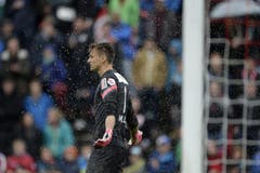 Der Aarauer Torhüter Joel Mall wird von den Luzerner Fans mit Bier geduscht. (Bild: Keystone)