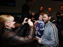 Claudia Pelli macht ein Foto mit Sohn Jérôme und EVZ-Stürmer Josh Holden. (Bild: Stefan Kaiser / Neue ZZ)