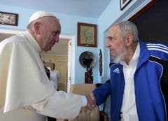 Bei seinem Kuba-Aufenthalt besucht der Papst unter anderen den ehemaligen Staatschef Fidel Castro. (Bild: Keystone)