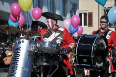 An der Kinderfasnacht Hergiswil sorgten längst nicht nur die Kleinen für die fasnächtliche Stimmung. (Bild: Matthias Piazza (Hergiswil, 17. Februar 2017))