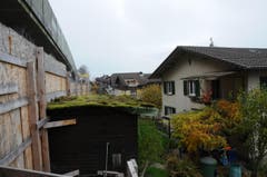 Die Baustelle reicht zum Teil bis in die Gärten der Anwohner. (Bild: Philipp Unterschütz / Neue NZ)