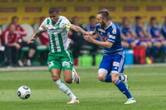 Martin Angha von St. Gallen, links, und Jakob Jantscher von Luzern, rechts, spielen um den Ball. (Bild: (KEYSTONE/Sebastian Schneider))