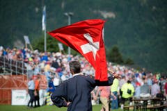 Fahnenschwinger beim Jubiläums-Schwingfest. (Bild: Pius Amrein)