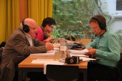 Pascal Weber (rechts) und Toni Dettling von Radio Central auf Sendung. (Bild: Geri Holdener)