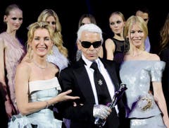 Fashion Week in Berlin am 19. Juli 2008: Der deutsche Designer Karl Lagerfeld hat den "Mercedes Platinum" erhalten. Er wird flankiert von Maria Furtwängler (links) und Model Claudia Schiffer. (Bild: Keystone)