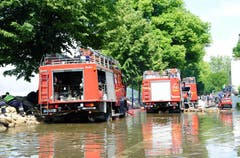 Auf der rechten Elbseite an der Zollstrasse in Magdeburg ist das Wasser bereits über den Deich geschwappt. Die Feuerwehr versucht mit Pumpen, das Wasser zurück in die Elbe zu befördern. (Bild: Keystone)