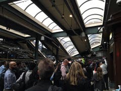 Der Zug sei in der morgendlichen Rush-Hour verunglückt, als viele Pendler unterwegs waren. (Bild: Ian Samuel via AP)