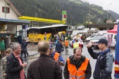 Postautos bringen die Zugpassagiere weiter. (Bild: Keystone)