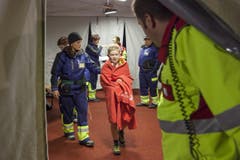 Bei der Übung wurden die Betroffenen unter anderem mit Decken vor Kälte geschützt. (Bild: Edi Ettlin)