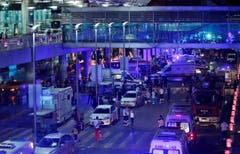 Das türkische Sicherheitspersonal evakuiert am Dienstagabend Personen, die sich zuvor im Flughafen Atatürk in Istanbul aufgehalten hatten. (Bild: Emrah Gurel)