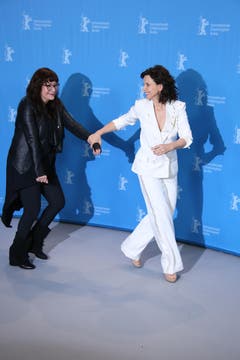 Für einmal zeigt die Schauspielerin der Regisseurin, wo es lang geht: Juliette Binoche zieht Isabel Coixet auf die Bildfläche. (Bild: Keystone)