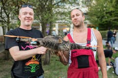 Die Schaffer der fliegenden Tierpräparate: Bart Jansen, rechts, und Arjen Beltman. (Bild: Keystone)