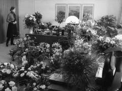Wie nach einem Begräbnis: Im Büro von Elisabeth Kopp häufen sich nach ihrer Rücktrittsankündigung die Blumen. (Bild: Keystone)