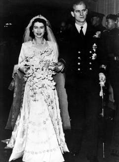 Frisch vermählt verlässt die Prinzessin Elisabeth an der Hand ihres Ehemannes, des Herzogs von Edinburgh und fortan Prinz Philip, die Westminster Abbey in London. (Bild: Keystone)