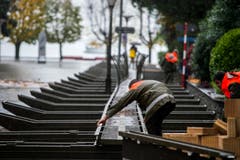 Zivilschützer hatten schon am Dienstag Stege für Fussgänger ausgelegt. (Bild: Keystone)