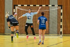 Die Kreuzlinger Topskorerin Martina Strmsek verwertet einen Penalty. Im Zuger Tor Laura Innes. (Bild: Christian H.Hildebrand / ZZ)