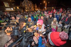 Mitten im Publikum: Mikrofone und Kameras. (Bild: Keystone/Urs Flüeler)