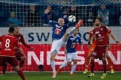 Marco Schneuwly von Luzern, Mitte, in Aktion beim Fussball Meisterschaftsspiel der Super League zwischen dem FC Luzern und dem FC Vaduz am Samstag in der Swissporarena in Luzern. (Bild: Keystone/Alexandra Wey)