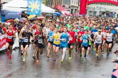 Hellebardenlauf Sempach Start der Hauptklasse. (Bild: Beat Blättler)