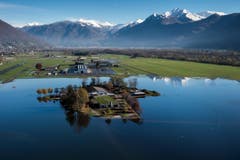 Eine Luftaufnahme des überschwemmten Lago Maggiore zeigt den vom Wasser eingeschlossenen Bauernhof von Roberto und Davide Aerni in der Nähe der Ortschaft Magadino. (Bild: Keystone)