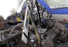 Die Unfallstelle zeigt ein Bild der Verwüstung. (Bild: EPA/Josef Reisner)