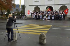 Ein Foto der diesjährigen Gesellschaft vor der Kirche darf nicht fehlen. (Bild: Robert Hess (OZ))