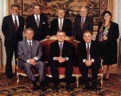 1995 (von links oben): Bundeskanzler François Couchepin, Adolf Ogi, Arnold Koller, Flavio Cotti und Ruth Dreifuss. Unten von links: Jean-Pascal Delamuraz, Kaspar Villiger und Otto Stich. (Bild: Bundeskanzlei)