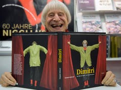 Clown Dimitri signiert lachend sein Buch an der Messe BuchBasel in Basel am Freitag, 12. November 2010. (Bild: Keystone / Georgios Kefalas)