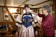 Vreni Kaiser, rechts, hilft Silvia Gut die Tracht anzuziehen. (Bild: Corinne Glanzmann / Neue NZ)