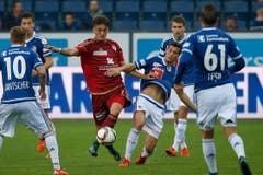 Der Vaduzer Albion Avdijai, links, und Remo Freuler von Luzern, rechts, kämpfen um den Ball beim Fussball Meisterschaftsspiel der Super League zwischen dem FC Luzern und dem FC Vaduz am Samstag in der Swissporarena in Luzern. (Bild: Keystone/Alexandra Wey)