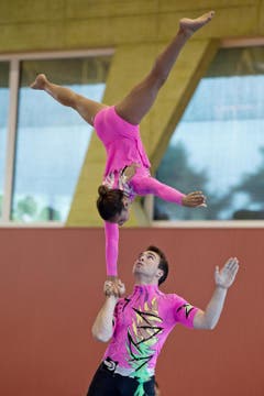Vanja Dunkel und Dario Speidel vom KTV Dietikon beim Akrobatikturnen. (Bild: Pius Amrein)