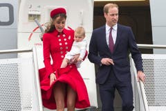 Es windet, als Herzogin Kate, Prinz William und Prinz George am Montag, 7. April, in Wellington aus dem Flugzeug steigen. (Bild: Keystone)