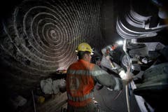 Die Wartung beim insgesamt über 4 Meter grossen Bohrkopf der Maschine ist notwendig, damit der Bohrer das Gestein planmässig durchbrechen kann. (Bild: Corinne Glanzmann / Neue LZ)