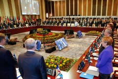 Trauerminute beim Gipfeltreffen der Staatschef beim Asia-Europe Meeting (ASEM) in Ulaanbaatar, Mongolei. (Bild: AP/Damir Sagolj)