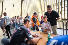 Der grosse sowie der kleinere Fan sind gleichermassen interessiert am Autogramm von David Zibung. (Bild: Roger Grütter / Neue LZ)