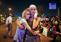 Fassungslose Passanten warten auf der Strasse vor dem Flughafen und umarmen sich. (Bild: Emrah Gurel)