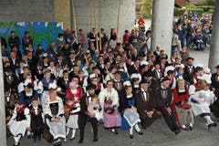 Die Älplergesellschaft lauscht am Nachmittag den Älplersprüchen. (Bild: Robert Hess (OZ))