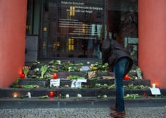 Zeichen der Solidarität vor der belgischen Botschaft in Berlin. (Bild: EPA/PAUL ZINKEN)