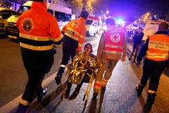 Eine der überlebenden Konzertbesucherinnen des Terroranschlages im Bataclan. (Bild: AP/Thibault Camus)