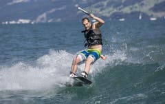 Die Wakesurfer gingen in den Abendstunden zu Werk, als der See ruhiger wurde und der Wellenschlag nachliess. (Bild: André A. Niederberger / Neue NZ)