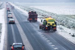 Auf der Strasse in Kolhan (NL) ist eine Räumungskolonne unterwegs und bekämpft die Glätte auf der Fahrbahn. (Bild: EPA/VINCENT JANNINK)