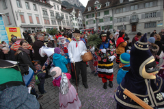 Närrische Klänge vor dem Schwyzer Brunnämändel. (Bild: Bote der Urschweiz)