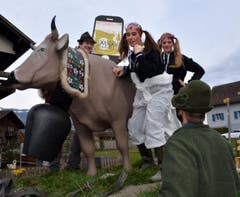 Bimm - Bamm, bald Bam-Bam. Eine aufwändige Demonstration für (oder gegen) das Kuhgebimmel. (Bild: Romano Cuonz / Neue NZ)